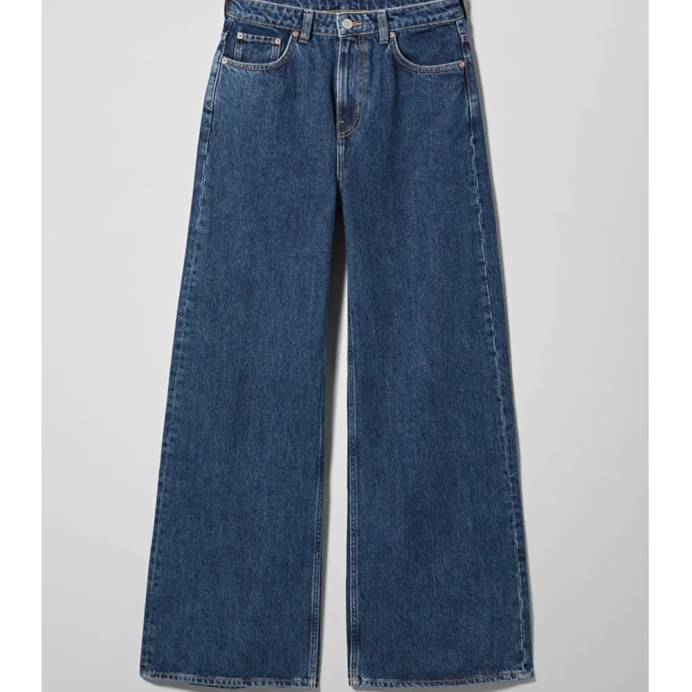 Säljer mina mörkblå jeans från Weekday i modellen ACE. Lägger ut för 250kr vid direkt affär men om ni vill så buda i kommentarerna!. Jeans & Byxor.