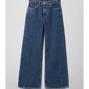 Säljer mina mörkblå jeans från Weekday i modellen ACE. Lägger ut för 250kr vid direkt affär men om ni vill så buda i kommentarerna!