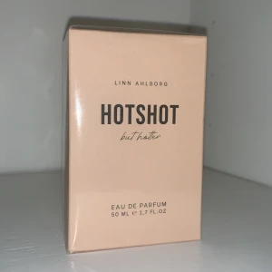 Hotshot but hotter  - Säljer Linn Ahlborgs senaste parfym ”Hotshot but hotter” som såldes i sista restock för några dagar sedan. Är av limited edition (och så vitt jag vet kommer den inte lanseras igen). (OBS!!! denna annons tas bort 24 november så handla snabbt)