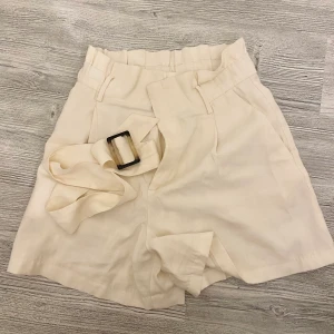 H&M SHORTS - Beige/vita högmidjade shorts. Bra skick, storlek 38. 