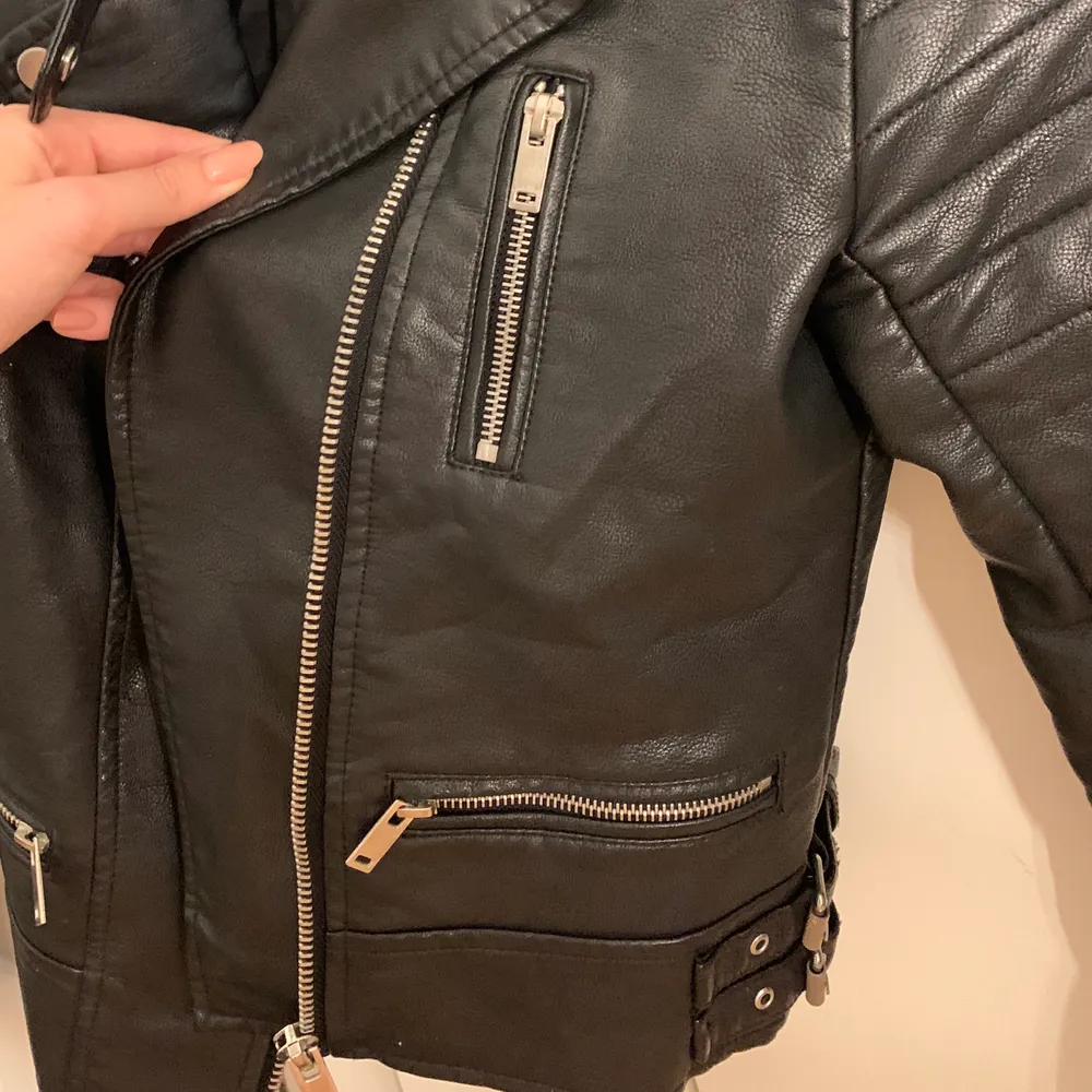 Skitsnygg skinnjacka från Zara Basic med tre fickor och ”bälten” som sitter fast på sidorna! Storlek XS. Jättebra skick! Nypris: 599💞💞. Jackor.