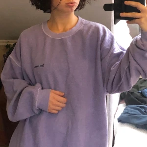 Sweatshirt lila - En lila cool sweatshirt från de populära ”iets frans...” märket från urban outfithers! Där man kan ha den fluffig men också vända ut å in på den å ha den med vanligt material. Kommer inte till användning pga färg jag inte längre gillar.