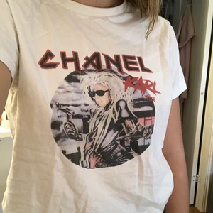 Doctor fake t-shirt strl xs - Säljer denna fina t-shirt från dr fake. Säljer den pga att den inte kommer till användning, den är i bra skick inte nopprig och bara använd fåtal gånger. Frakt tillkommer🥰