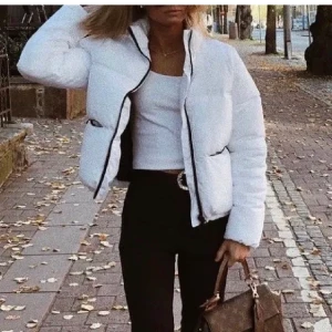 Puff jacka - Säljer min vita puff jacka ifrån hm, köpte den förre året men fint skick (lånad bild)