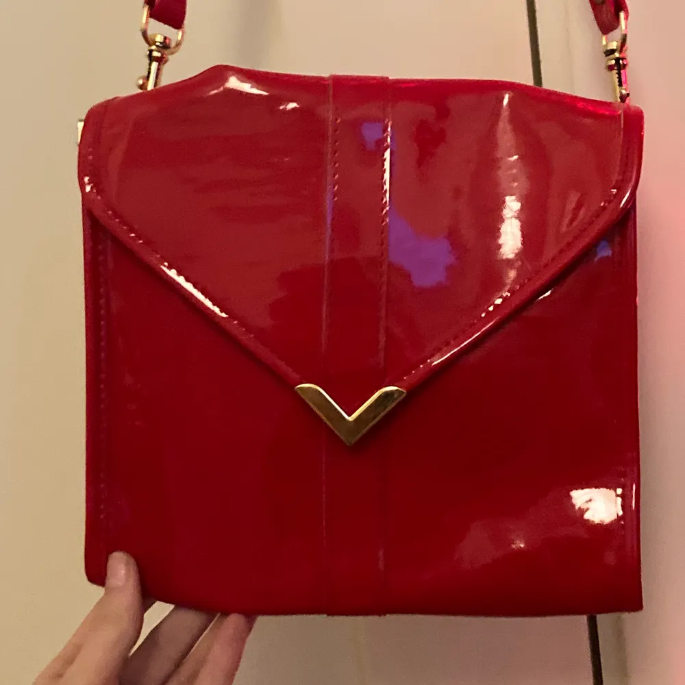 Säljer denna röda lackväska med gulddetaljer! Svårt att ge den rättvisa på bilderna! Men den är mer klarröd i verkligheten! Så fin! 💖 hör av er för fler frågor!. Väskor.