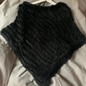 Pälsponcho  - Säljer min pälsponcho som jag inte använder längre, använd fåtal ggr. Nypris 599 kr 🧚🏼🧚🏼