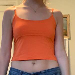 Najs orange linne i typ glansigt stretch material😇står ingen storlek men skulle gissa typ S/XS😇köparen står för frakt 60kr😇