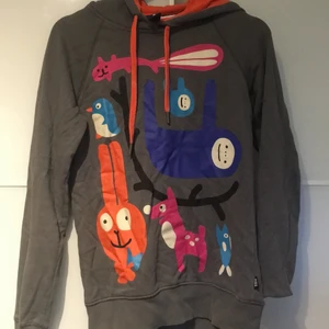 Mysig grå hoodie - Jättemjuk hoodie med gulliga djur på, endast använd några få gånger. Pris kan diskuteras