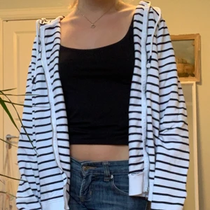 Zip hoodie - Vit och svart randig zip hoodie från hm köpt second hand storlek xl men passar typ alla😇köparen står för frakt 60kr😇