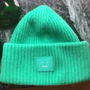 Grön Acne mössa - Grön Acne mössa, sparsamt använd och därför i utmärkt skick, pris kan diskuteras vid snabb affär.