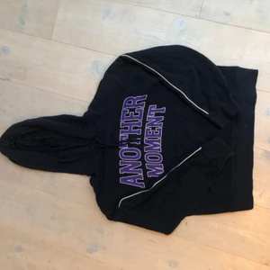 Hoodie! - En oversized cool hoodie med trycket: another moment! Den har även två vita linjer över armarna! 