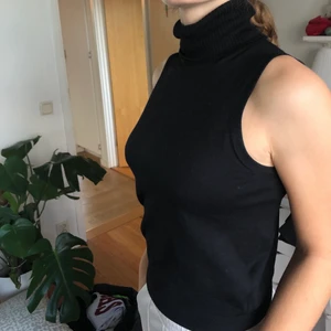 Vest/linne - Svart linne/vest med polo! Jätteskönt material o passar i för sig själv såväl som med en tisha under!❤️