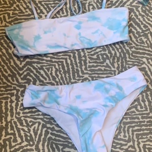 Bikini blå & vit - Super söt bikini som tyvärr var för liten när jag fick hem den (aldrig använt så har ingen bild på) är i barnstorlek 150 men passar även xxs och xs💞  säljer för 120 ink frakt💞