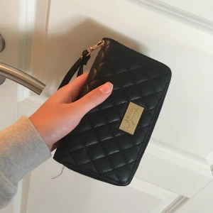 Plånbok  - Säljer min plånbok då jag köpte en ny. Det finns inget slitage eller några andra effekter på den. 