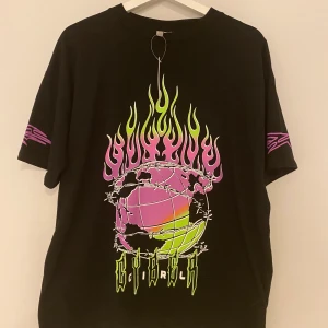 Tshirt asos - Så cool t-shirt från asos, helt oanvänd och prislappen är kvar💖💖 storlek L, sitter boxigt och oversized!! Originalpris: 400kr