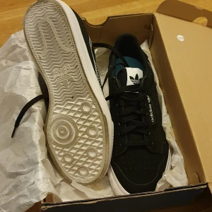 Adidias  - Finns i hisingen.  Använ 1 gång 