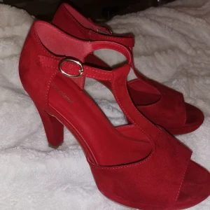 Röda klackskor  - Säljer mina röda klackskor💕Kan mötas upp i Uppsala eller så står köparen för frakten💕