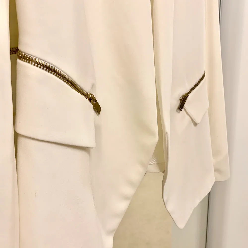 Helt oanvänd vit kavaj från Zara. Nypris över 700 kronor. Storlek M.. Kostymer.