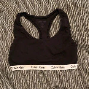 topp - skönt material, knappt använd och i väldigt bra skick! säljer då den blivit för liten!