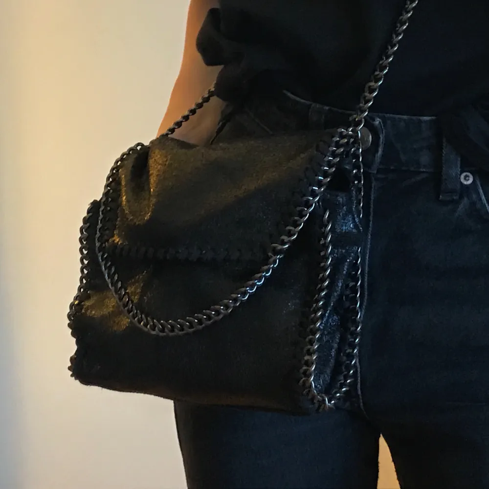 svart snygg väska med kedjedetaljer, nyskick! 😚. Väskor.