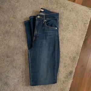 ”Mile high super skinny” jeans från Levis, storlek 26. Jättesköna i midjan då de är högmidjade och sitter väldigt skönt. Säljer för 90 och sedan tillkommer frakten, tar reda på den vid intresse. Tveka inte på att skriva om du har funderingar eller undrar över någonting 🌸
