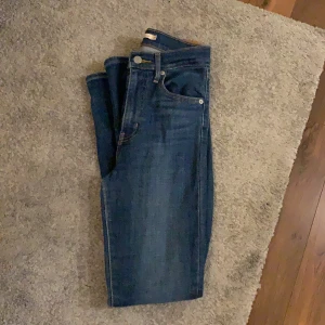 Levis jeans! - ”Mile high super skinny” jeans från Levis, storlek 26. Jättesköna i midjan då de är högmidjade och sitter väldigt skönt. Säljer för 90 och sedan tillkommer frakten, tar reda på den vid intresse. Tveka inte på att skriva om du har funderingar eller undrar över någonting 🌸