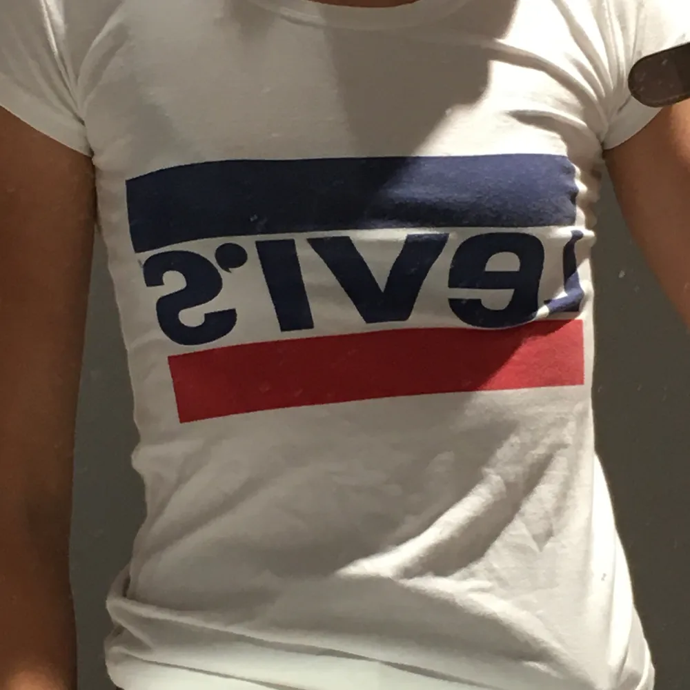 En fejk Levis t-shirt säljer den för att den är för liten(som man kanske ser på bilden) köparen står för frakt 💞. T-shirts.