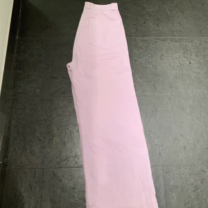 Lila byxor  - Vida byxor från junkyard i storlek xs. Väl använda, har lite vit färg på benet men det syns inte när man har på sig de. 150 kr eller bud.