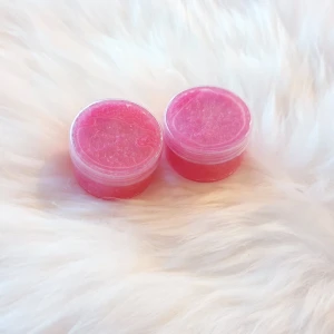 Cherry lipscrub 🍒 - Lipscrub med cherry doft. Kosta 30kr/st. Frakt 15kr. Den hjälpa att ta bort det döda huden på läpparna. De också återfuktar läpparna och gör de mjukare. Man ska använda läppbalsam eller läpglans efter användning av Lipscrub. 