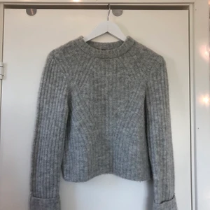 Stickad tröja - Säljer den här sååå gosiga tröjan!! Kommer tyvärr inte till användning så säljer därför :/ Tröjans ärm är längst ner uppvikt som ni ser vilket är sytt, men går säkert att sprätta om man skulle vilja det! Kan både frakta och mötas upp men köparen får stå för frakten :)))