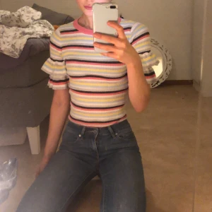 Topp från zara strl XS - Säljer ett av mina favoritplagg som är den här fina toppen från Zara. Den är stretchig därför passar den både XS och S.