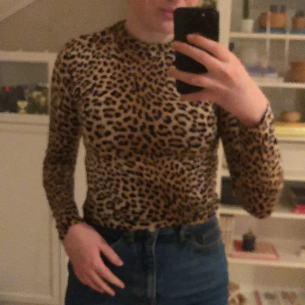 leopardmönstrad topp, EXTREMT skön i ett tunt följsamt tyg. skulle vara supersnygg croppad men är även fin som den är nu!. Toppar.