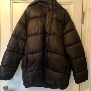 S - Pufferjacka, sparsamt använd. Oversize i storlek S, men funkar även M och L beroende på hur man vill att den ska sitta! 200 kr plus frakt