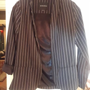 Kavaj - Kavaj. Storlek: 36. Skick: Gott skick. Märke: Rut & cirkle. Pris: 100 kr fri frakt. Kommer att skickas från ett hem med djur, nytvättad. Om köparen vill ha spårningsbart paket så står köparen för det 🌻