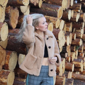 Teddyjacka strl S - Supermysig, fluffig höstjacka från Zara, i strl S. 