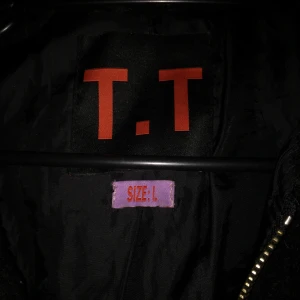 Svart lurvig jacka size L - En svart, lurvig jacka från carlings, något random märke. Har haft den i 3 år nu men inte jätte dåligt skick, hål i vänster ficka dock. Köparen står för frakt. Bud börjar från 100kr i kommentarerna!