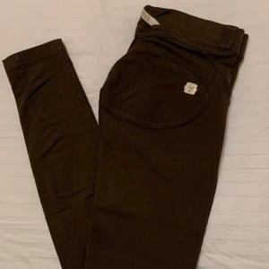 WR.UP - Freddy - 20% ❗️Säljer mina bruna WR.UP byxor från Freddy store. Använda 1 gång, för små för mig därav säljer jag. Har i vanliga fall XS-S i byxor men dessa satt lite för tajt vid rumpan. Dessa funkar om du är en liten XS. Ger pushup effekt på rumpan, väldigt bekväma men tyvärr för små. Dessa har låg midja