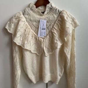 Gina Tricot - NY! - Storlek XS. Helt ny och aldrig använd! Inge riktigt min stil. Men väldigt trendigt plagg just nu!