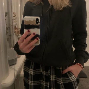 Najs hoodie  - Hoodie med dragkedja, köpt på hm herravdelning så den e lite oversized. Har inte använt denna så mkt, kanske 1-2 gånger. 