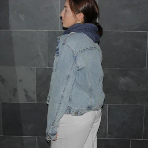  Blå jeansjacka - En svart snygg jeansjacka i nytt skick. Den är i storlek XL men passar även mindre storlekar perfekt om man gillar en mer oversized look, super med en tjockare hoodie under nu när det börjar bli kallare!🧡