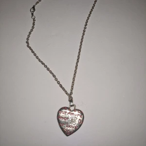 Halsband - Halsband med ett hjärta som innehåller text i rött. Alla smycken ta 3 betala för 2. Billigaste på köpet.