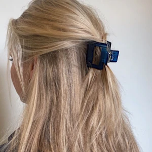 KARLA - Super cool mörkblå klämma med randigt mönster och små glitter prickar.💙