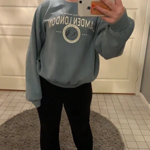 sweatshirt  - skit snygg sweatshirt från pull and bear använt fåtal gånger💞  ganska oversize i storlek M💗  budet ligger på 240+frakt!! köparen står för frakt💞