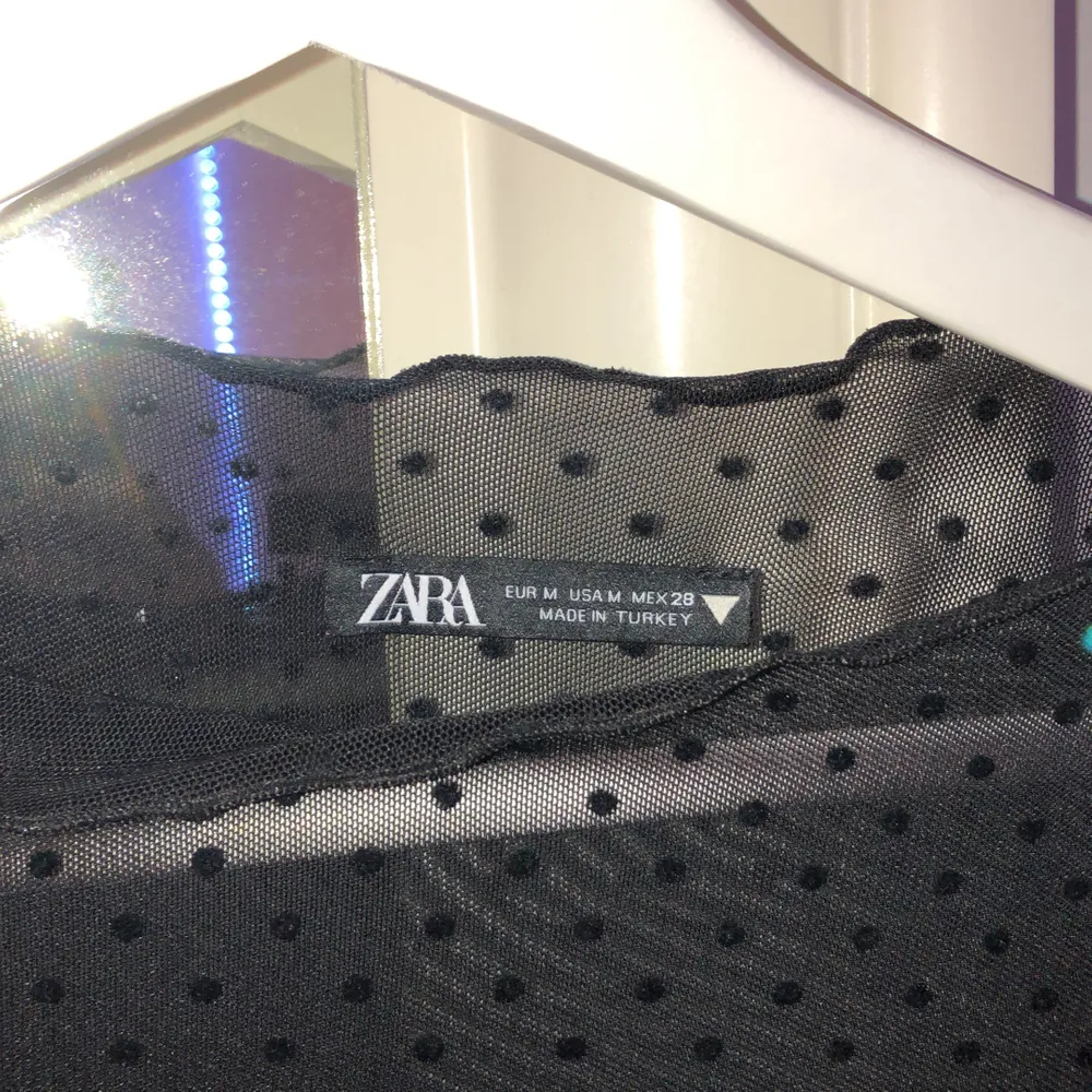 Säljer en tröja från Zara som knappt kommit till användning. Så den är som nyköpt och inga som helst skador. Har den i strl M så den sitter lite större på mig. Har som sagt ett lite genomskinligt svart mönster med prickar och är fin att ha något plagg under så som linne etc💕. Tröjor & Koftor.