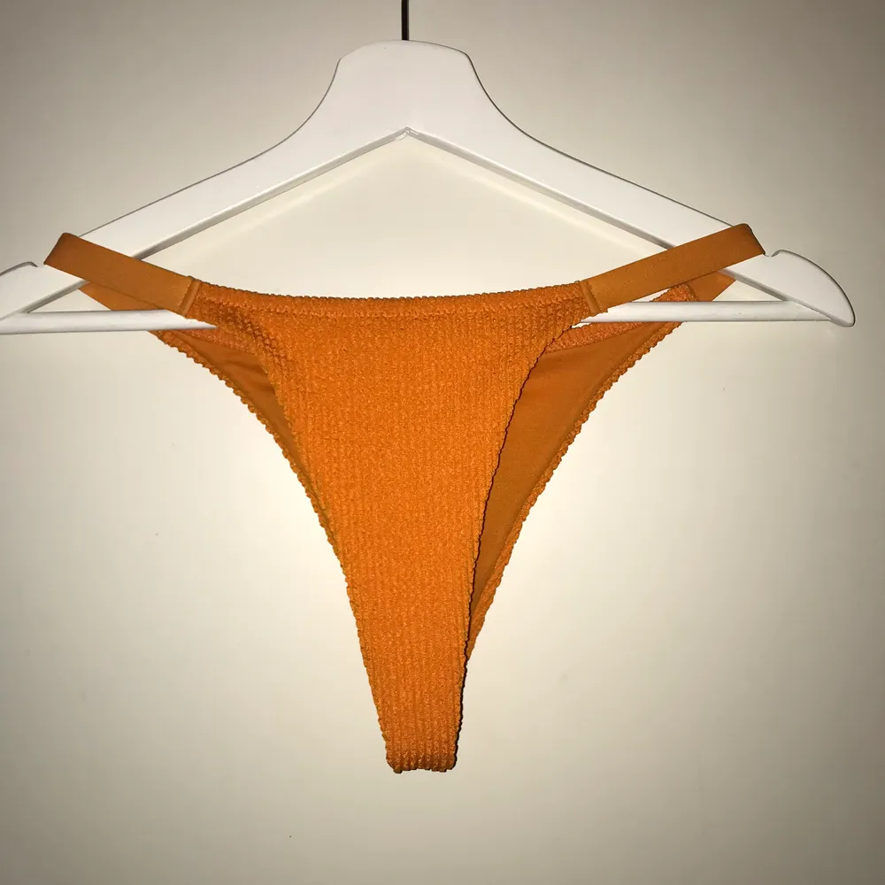Orange ribbad bikiniunderdel från Nelly. Använt 1 gång. Köparen står för frakt 💫. Övrigt.