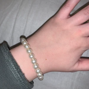 Pärlarmband - Vanligt pärlarmband med vita pärlor (ej äkta) 💎 det är elastiskt så man får det över handen. Priset är utan frakt och jag samfraktar gärna med andra smycken 💝