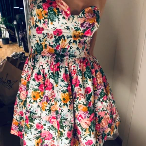 Flower dress - Söt och somrig klänning! Liten i storleken då den är insydd i ryggen