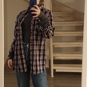 Rutig mörkblå , röd och vit skjorta från Identity - Fint skick! Skriv om ni har frågor om den. Köpare tår för frakt; 33kr