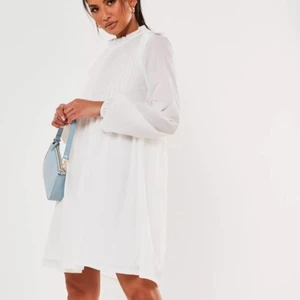 Vit klänning  - Vit klänning från Missguided. Storlek S. Aldrig använd med prislappen kvar. Först till kvarn på alla plagg, ingen budgivning. Ange vilket pris du skulle vilja köpa plagget för så kan vi komma överens om ett bra pris där båda blir nöjda. 