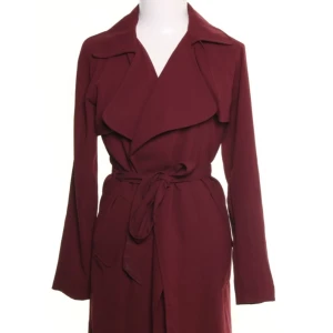 Vinröd kappa - Vinröd kappa från BiKBoK köptes 2 årsen slutsåld, skitsnygg till hösten, bara väldigt tunn och ofodrad så man får nästan ta en tjocktröja om det är under 10°C, älskar färgen men säljes för har svårt att matcha den. Använd 2 ggr så nyskick, nypris är 600kr. Strl xs men passar även S, den sitter ner till låren på mig som är 160cm, Dma för mer bilder